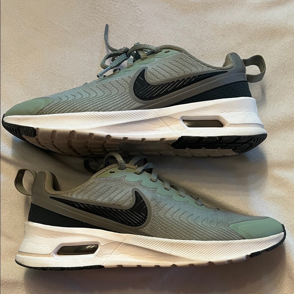 Men’s Nike Air Max Nuaxis size 8.5 Sneakers